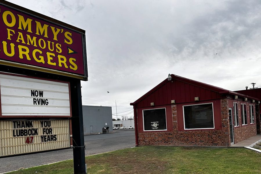 Exterior of Tommy’s Famous Burgers in Lubbock with sign thanking customers for 47 years of business before closing.